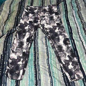 Lululemon Athletica Black and Gray Patterned Leggings